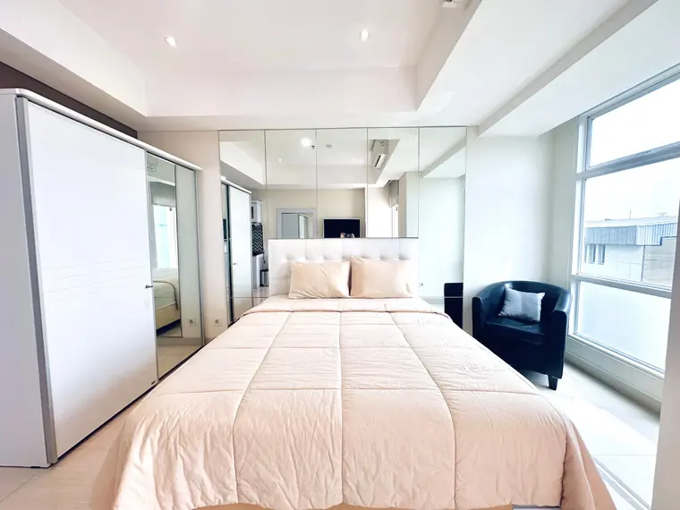 Tempat tidur dan jendela