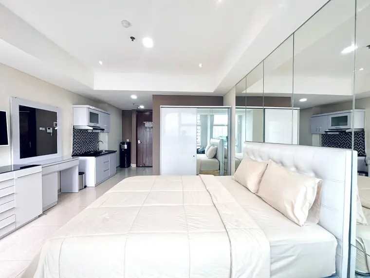Kamar studio dan tempat tidur queen