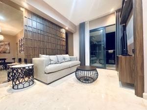 Ruang tamu Apartemen Vista 2BR di The Peak
